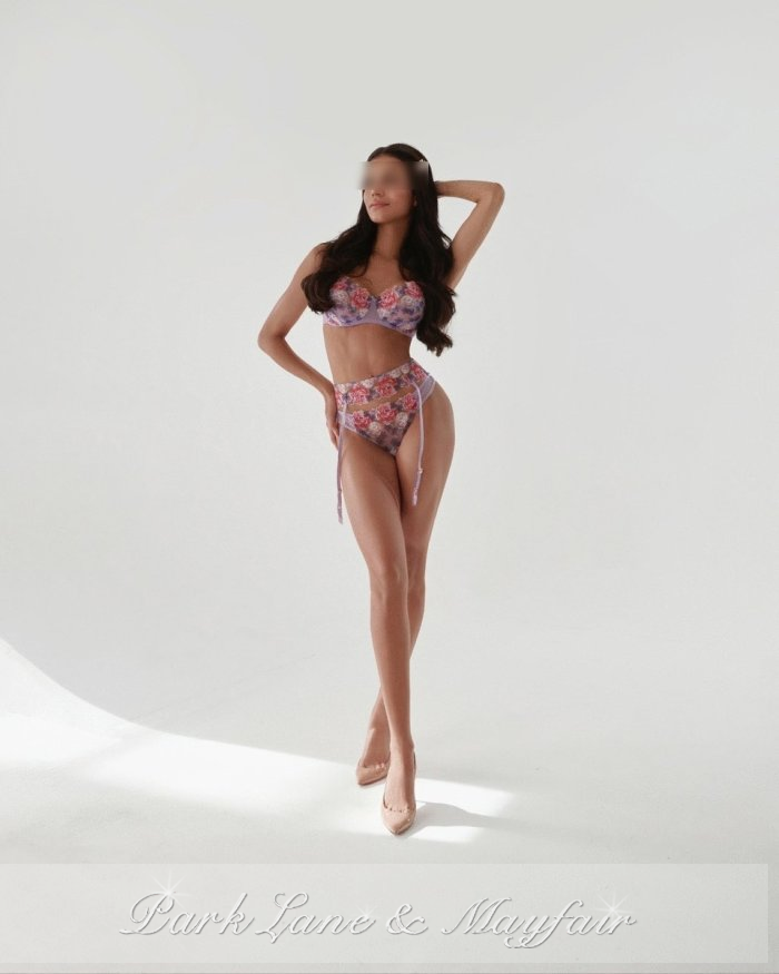 Professional London call-girl Dusty has super hot curves and body