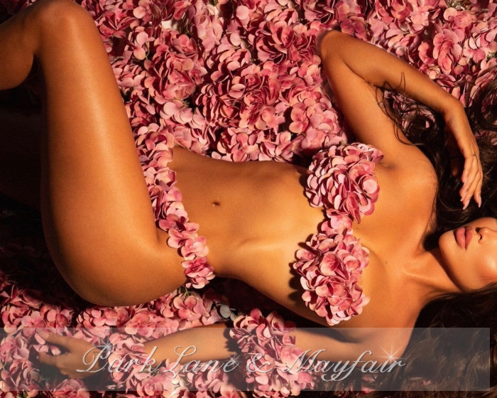 Expensive model escort Leonie showing off her long legs