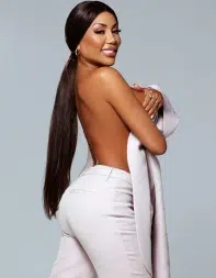 Yolanda effortlessly embodies a captivating blend of sensuality and elegance in her stunning pose.