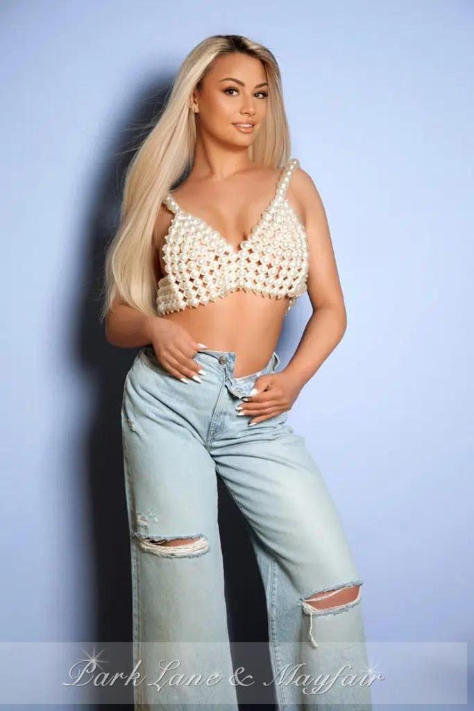 Dakota, a talented escort from London, proudly showcases her beautiful curves.
