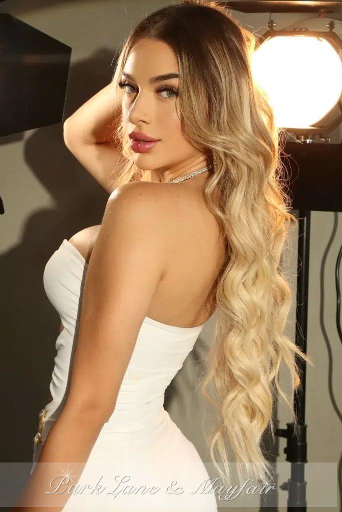 A stunning lady donned an alluring outfit, exuding confidence and elegance.