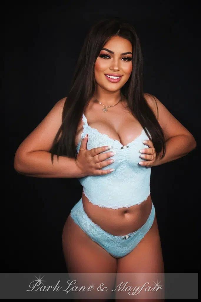 Paulina’s cheerful smile is charming and highlights her delightful personality!